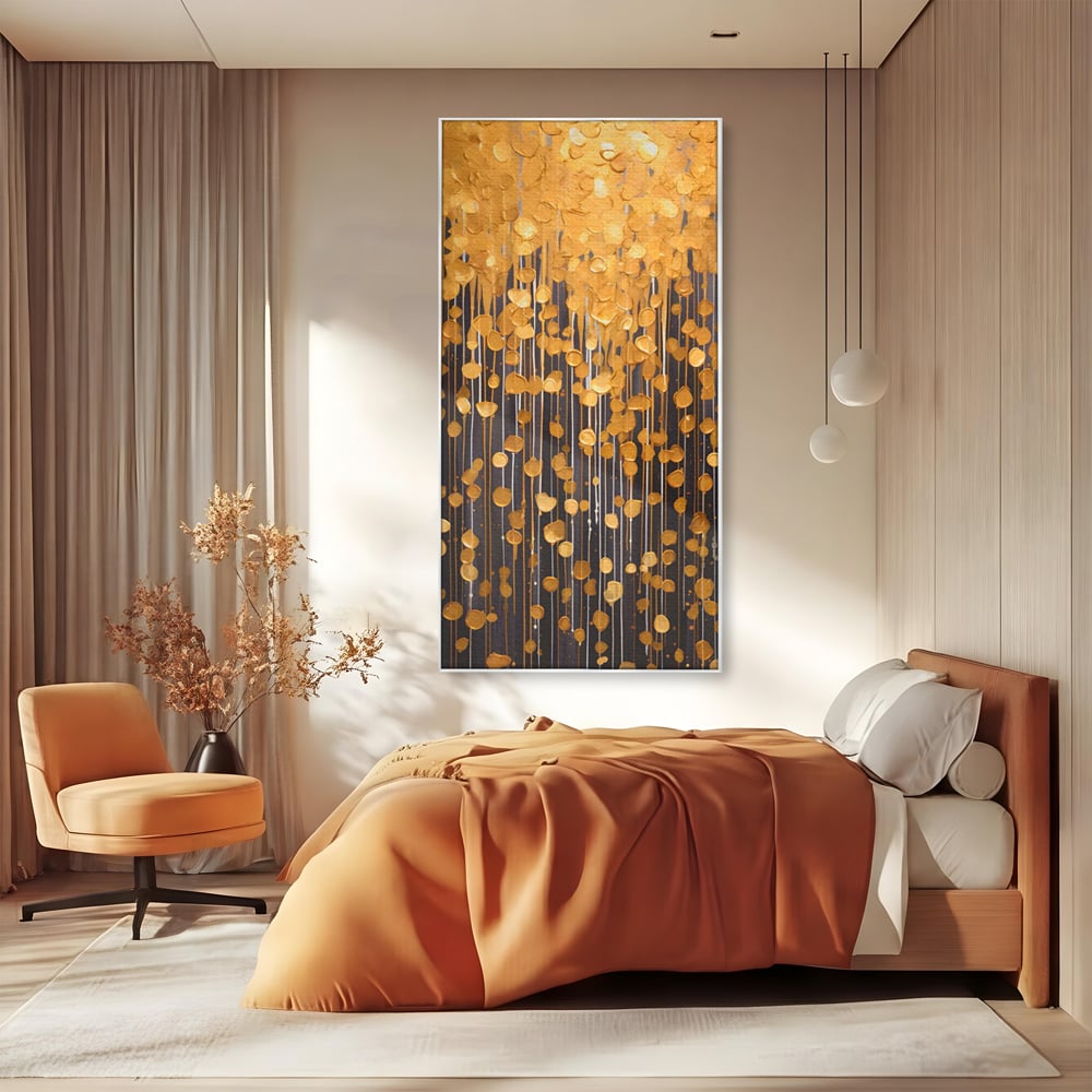 Tablou canvas cu pictura abstracta cu picaturi aurii, in rama de aluminiu argintiu, pe perete intr-un dormitor